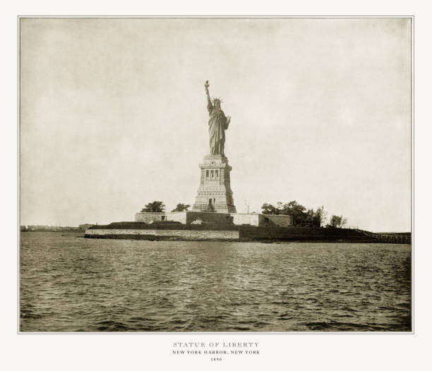 estatua de la libertad, nueva york harbor, nueva york, estados unidos, fotografía americana antigua, 1893 - statue of liberty new york city statue usa fotografías e imágenes de stock