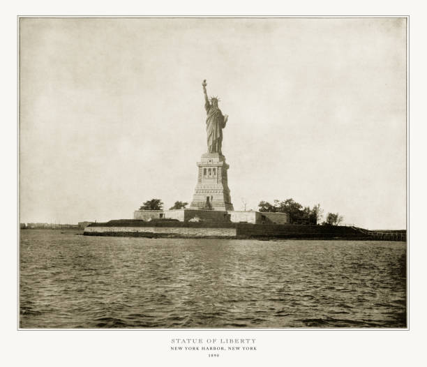 statue de la liberté, new york harbor, new york, états-unis, antique américain photographie, 1893 - statue of liberty liberty statue flaming torch photos et images de collection