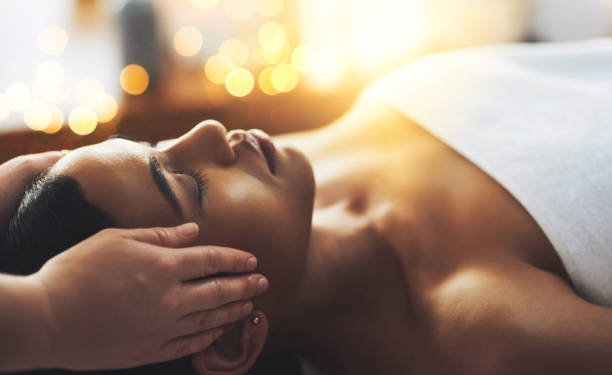 menos pressão, mais prazer - head massage massaging facial massage beautician - fotografias e filmes do acervo