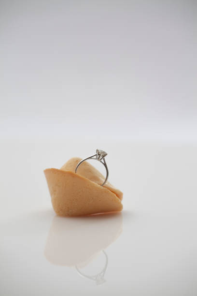 fortuna del cookie dell'anello di impegno - heart shape fortune cookie short phrase sayings foto e immagini stock