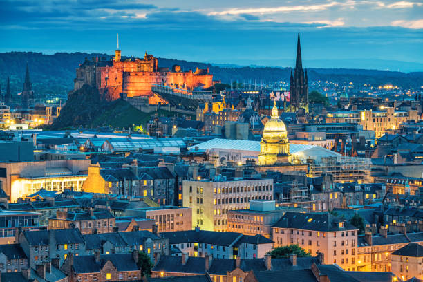 linha do horizonte no centro de edimburgo na escócia - edinburgh scotland castle skyline - fotografias e filmes do acervo