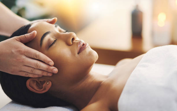 tiempo para poner manos en el alivio del estrés - head massage massaging facial massage beautician fotografías e imágenes de stock