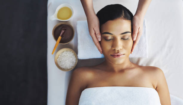 el primer paso para un nuevo comienzo - head massage massaging facial massage beautician fotografías e imágenes de stock