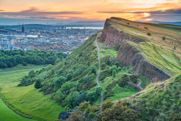 ホリールード公園とエジンバラ スコットランドのダウンタウンでソールズベリーの岩山 - edinburgh ストックフォトと画像