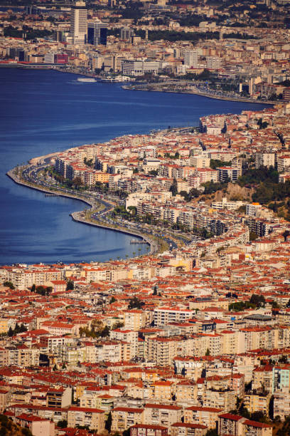 paysage de la ville d’izmir (smyrne), turquie. la mer egée. - turkey mediterranean sea mediterranean countries vacations photos et images de collection