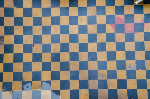 piastrelle per pavimenti a scacchi gialle e blu, sfondo, trama - lautaro foto e immagini stock