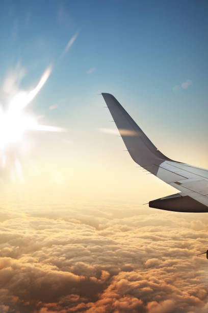 airplane wing - wing airplane window sunset imagens e fotografias de stock