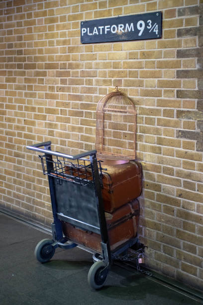 le chariot de harry potter à kings cross - stations of the cross photos et images de collection