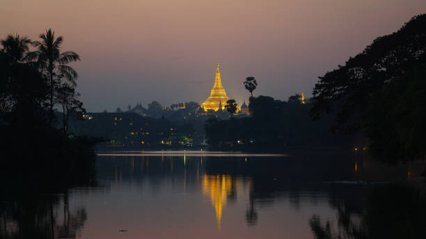 impressões de mianmar. - shwedagon pagoda yangon sunset pagoda - fotografias e filmes do acervo