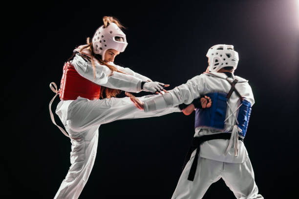 hombre y mujer taekwondo combate - martial arts women tae kwon do black belt fotografías e imágenes de stock