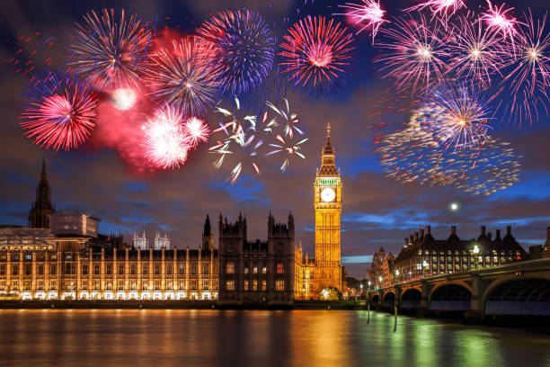 big ben con fuegos artificiales en londres, inglaterra (celebración del año nuevo) - benjamin fotografías e imágenes de stock