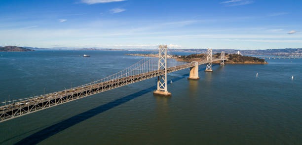 widok z lotu ptaka na wyspę skarbów nad mostem oakland bay. san francisco (kalifornia) - bay bridge car traffic transportation zdjęcia i obrazy z banku zdjęć