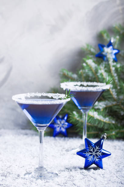 kompozycja na boże narodzenie z dwoma napojami w niebieskich kolorach śniegu - martini cocktail christmas blue zdjęcia i obrazy z banku zdjęć