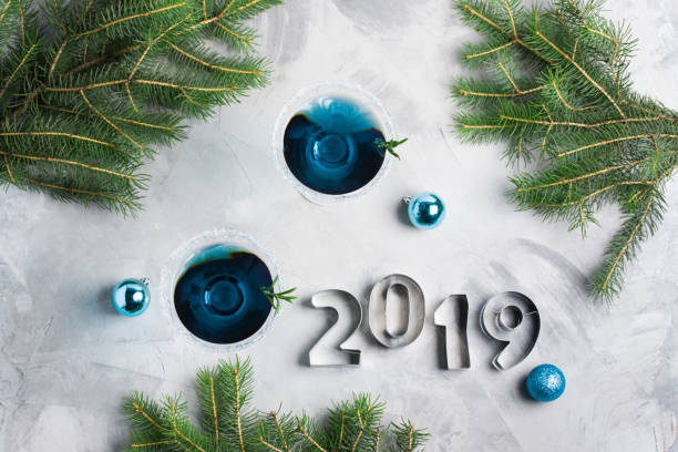 szczęśliwego nowego roku 2019 boże narodzenie skład skład pić litery - martini cocktail christmas blue zdjęcia i obrazy z banku zdjęć