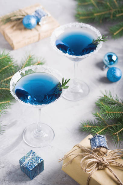 kompozycja na boże narodzenie z napojami w niebieskich kolorach - martini cocktail christmas blue zdjęcia i obrazy z banku zdjęć