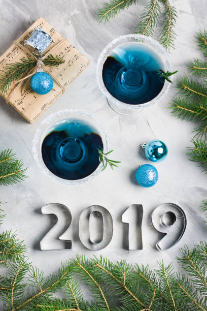 szczęśliwego nowego roku 2019 kompozycja świąteczna pić listy prezentowe - martini cocktail christmas blue zdjęcia i obrazy z banku zdjęć