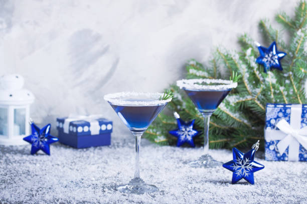 kompozycja świąteczna z napojami w niebieskich kolorach śniegu - martini cocktail christmas blue zdjęcia i obrazy z banku zdjęć