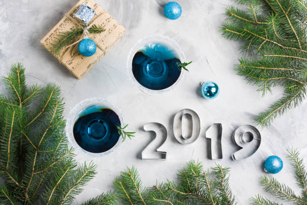 szczęśliwego nowego roku 2019 kompozycja świąteczna pić listy prezentowe - martini cocktail christmas blue zdjęcia i obrazy z banku zdjęć