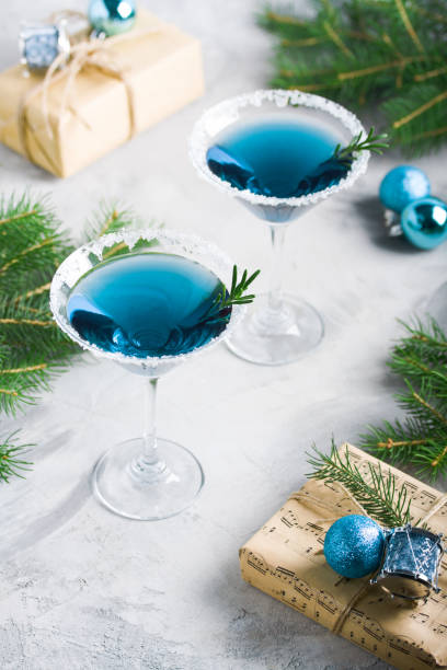 kompozycja na boże narodzenie z napojami w niebieskich kolorach - martini cocktail christmas blue zdjęcia i obrazy z banku zdjęć