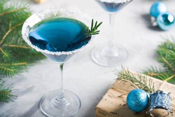 kompozycja świąteczna pić pudełko prezentowe w niebieskich kolorach - martini cocktail christmas blue zdjęcia i obrazy z banku zdjęć