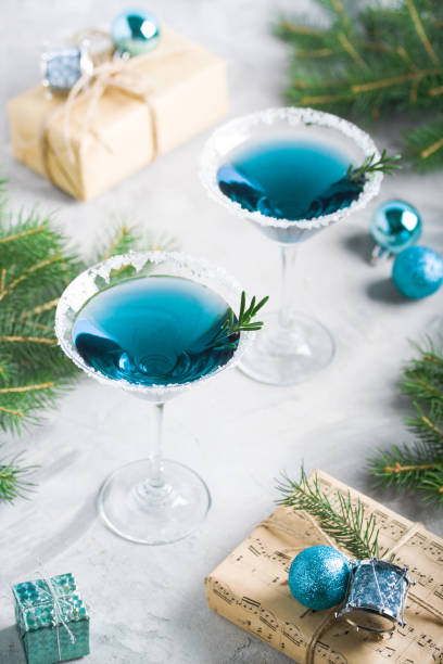 kompozycja na boże narodzenie z napojami w niebieskich kolorach - martini cocktail christmas blue zdjęcia i obrazy z banku zdjęć