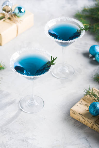christmas party composition with drinks gift boxes in blue colors - martini cocktail christmas blue imagens e fotografias de stock