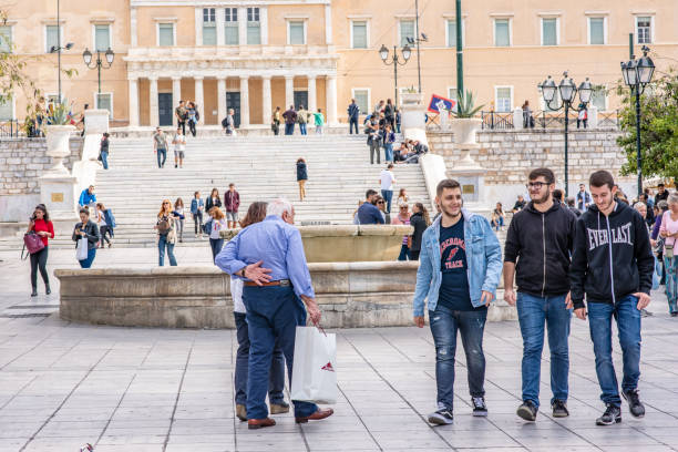 jeunes amis de la place syntagma à athènes, grèce - syntagma square photos et images de collection