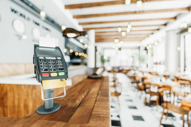 terminal de pagamento counter-top em um restaurante - edifício de transportes - fotografias e filmes do acervo