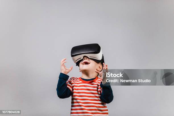 Ragazzo Eccitato Che Si Diverte Con Gli Occhiali Vr - Fotografie stock e altre immagini di Simulatore di realtà virtuale