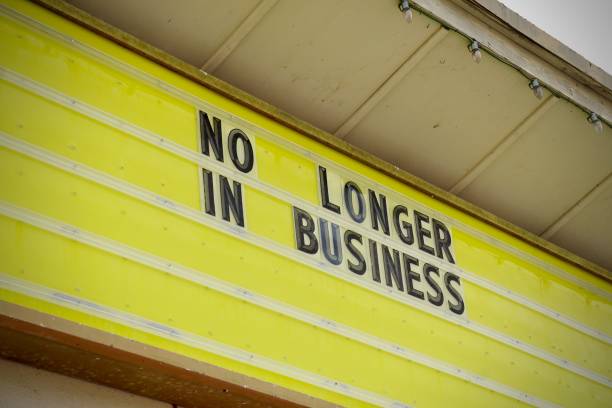 sinal de fechamento de negócios - going out of business closed business closed for business - fotografias e filmes do acervo
