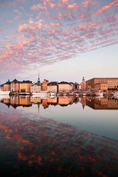 gamla stan - città vecchia di stoccolma vista all'alba - stockholm sweden gamla stan town square foto e immagini stock