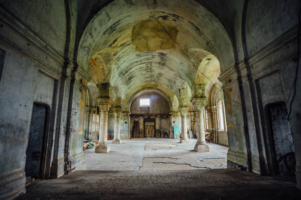 神秘的なファンタジーは幽霊廃墟の寺院です。ドミトリー ・ solunsky の放棄された教会の内部 - abandoned church indoors dirty ストックフォトと画像