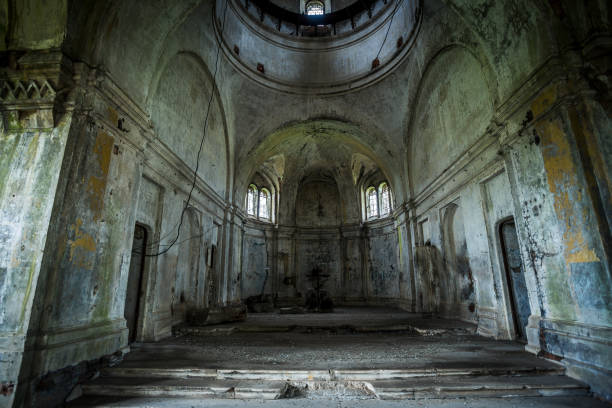 放棄された教会の内部 - abandoned church indoors dirty ストックフォトと画像