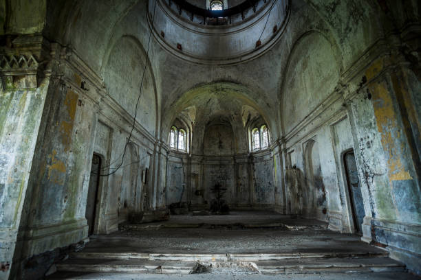 wnętrze opuszczonego kościoła - abandoned church indoors dirty zdjęcia i obrazy z banku zdjęć