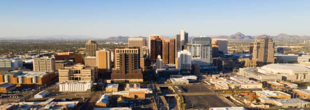 aerial view phoenix état capitale d’arizona downtown city skyline - phoenix arizona city road photos et images de collection