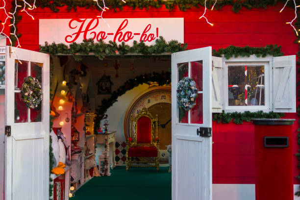istock Santa claus home exterior 1077864026