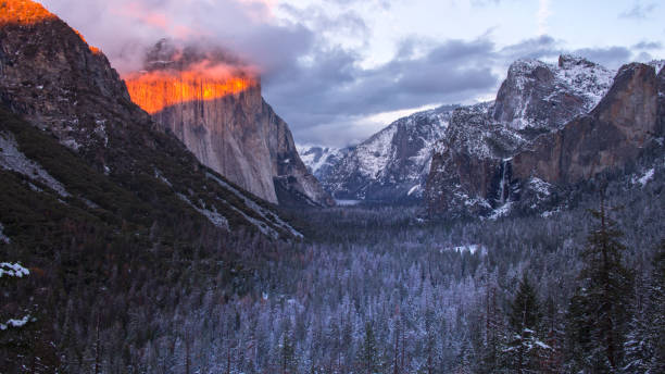 ヨセミテ渓谷パノラマ冬の日没の風景 - yosemite national park winter waterfall california ストックフォトと画像