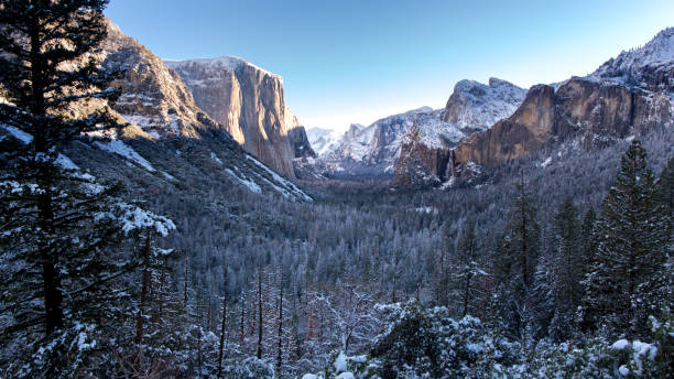 ヨセミテ渓谷のパノラマの冬の日の出風景 - yosemite national park winter waterfall california ストックフォトと画像