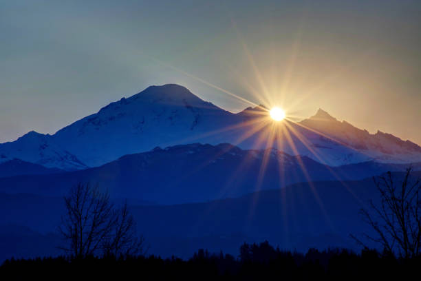 mt baker bei sonnenaufgang - winter landscape canada branch stock-fotos und bilder