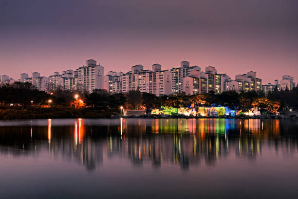 istock Night view of Lake Park VD702 1077877364