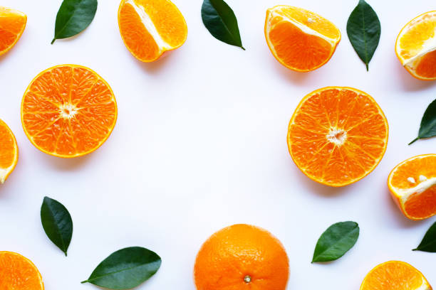 frische orange mit grünen blättern, die isoliert auf weißem hintergrund. - vitamin c fotos stock-fotos und bilder