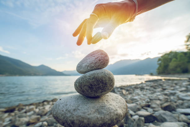 湖による岩石を積み重ねて人の詳細 - ticino canton stone switzerland water ストックフォトと画像