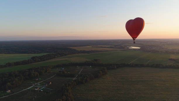istock Hot air balloon shape heart in sky 1077921288