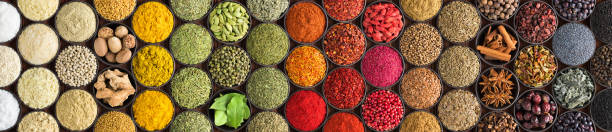 varias especias y hierbas como fondo. colorido condimentos en tazas, vista superior - curry fotos fotografías e imágenes de stock