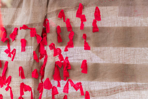 fondo de tela de saco con rojo pedazos de tela - textured bagging rope rough fotografías e imágenes de stock