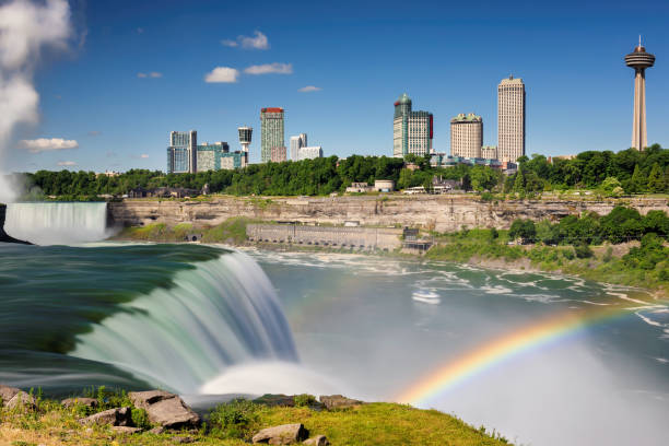 wodospad niagara z tęczą - niagara falls falling people usa zdjęcia i obrazy z banku zdjęć