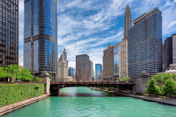 skyline de chicago e rio chicago - trump tower - fotografias e filmes do acervo