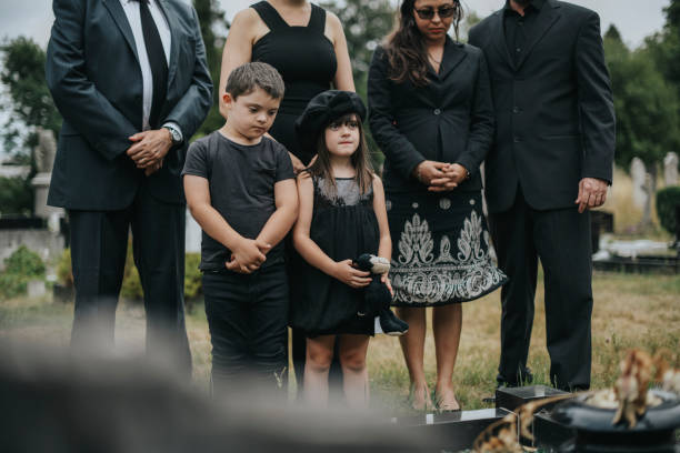 smutne wnuki stojące przy grobie - cemetery child mourner death zdjęcia i obrazy z banku zdjęć