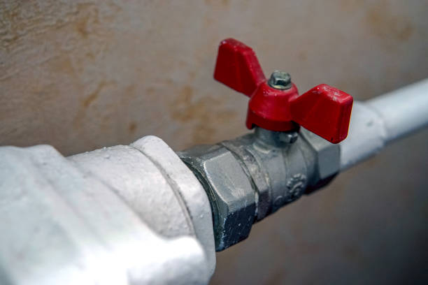 istock Red heating radiator valve close up 1077961280