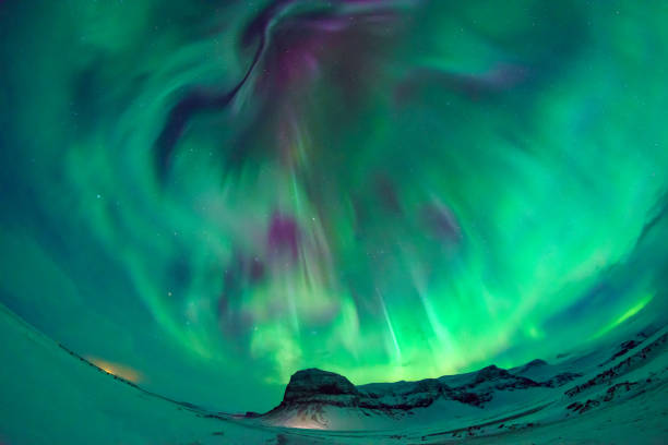 화려한 오로라 보 리 얼 리스는 하늘에서 춤 혼합 - aurora borealis iceland astronomy tranquil scene 뉴스 사진 이미지